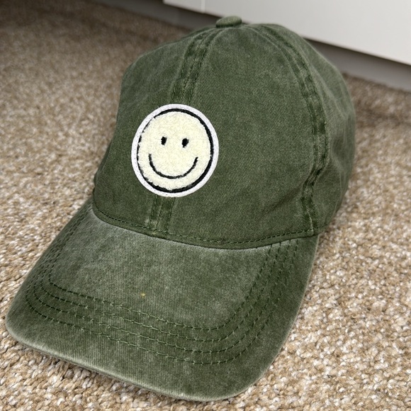 David and Young fuzzy smiley hat - Picture 2 of 5